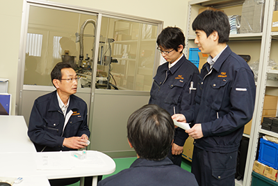 ファム社内でお客様に合った最適な特注ゲージを検討する3人