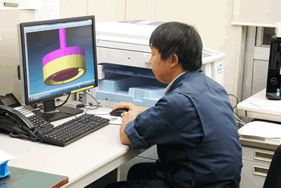 ご発注から特注ゲージの設計にとりかかる社員