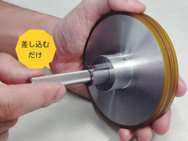 特注検査ゲージの場合、差し込むだけで製品の検査や合否の判定ができる