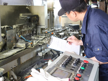 製造工場で工程内検査・中間検査を行う作業員
